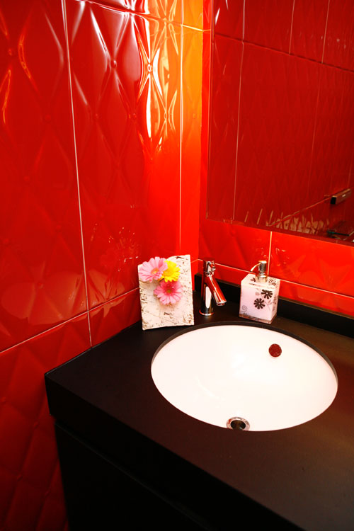 赤タイル張りのトイレは広いので身だしなみの確認ができます