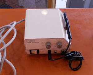 電気メスを使用すると、切開と止血が同時にできます